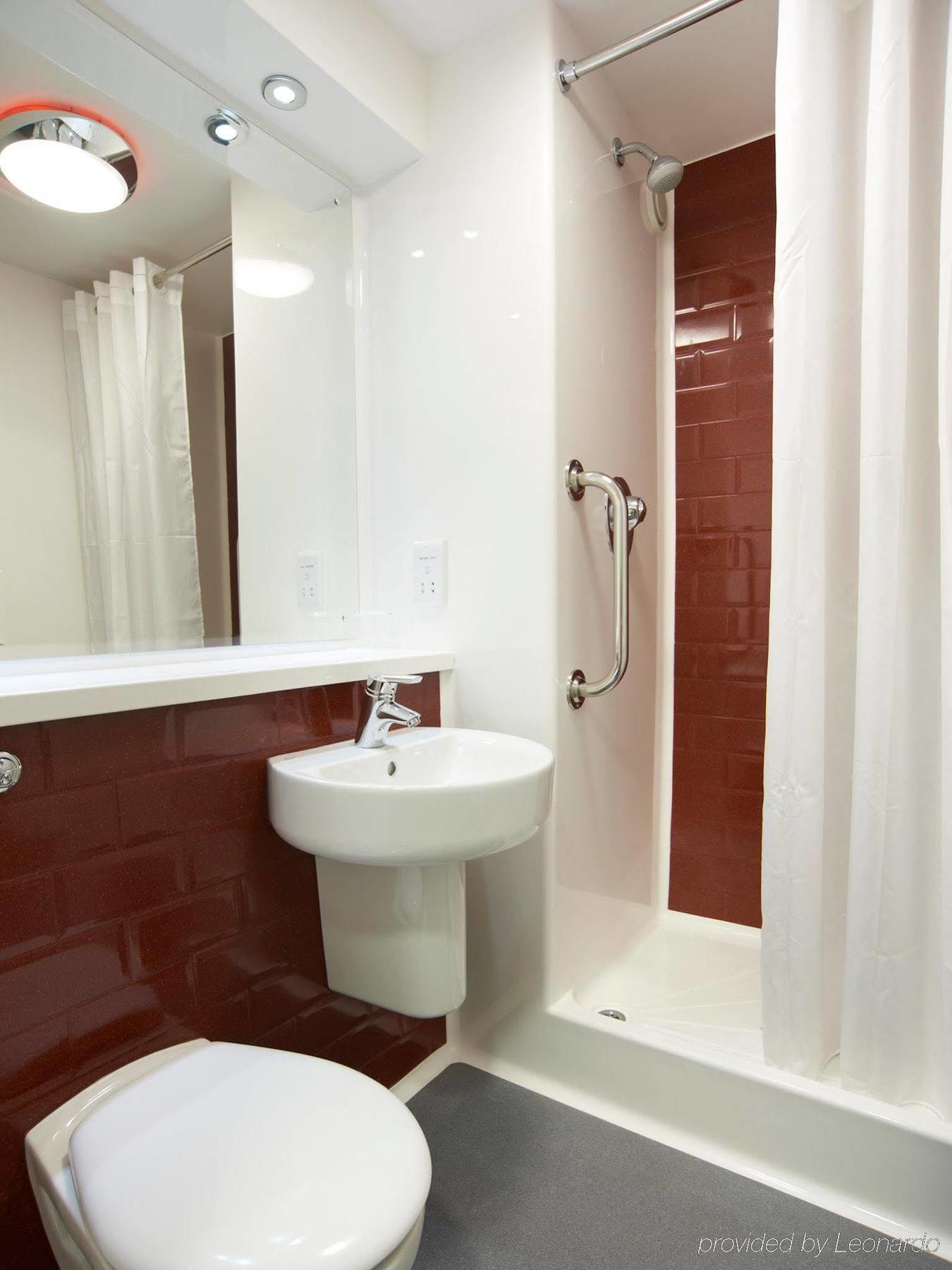 Travelodge London Ealing Exterior foto